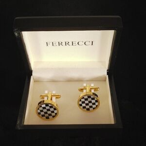 MEN'S FERRECCI GOLDTONE CHECKER SHELL CUFFLINKS WITH JEWELRY BOX.
